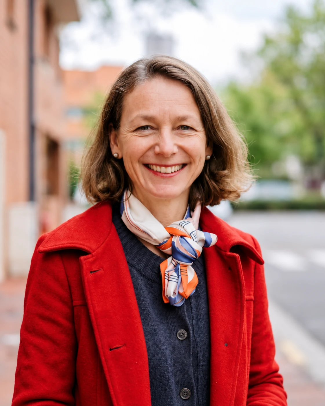 Portrait de Sophie Gilles portant un manteau rouge